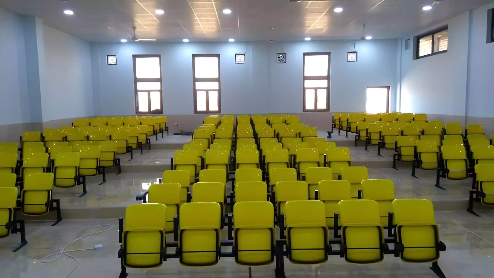 Unsere Schulsitze sind ergonomisch gestaltet und fördern eine gesunde Sitzhaltung für Schüler und Studenten. Image