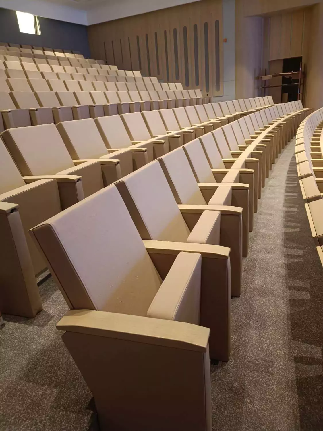 Unsere Konferenzsitze bieten integrierte Schreibtabellen und ergonomische Unterstützung, perfekt für Tagungszentren. Image